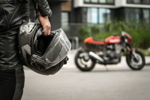 Ile powinien ważyć kask motocyklowy
